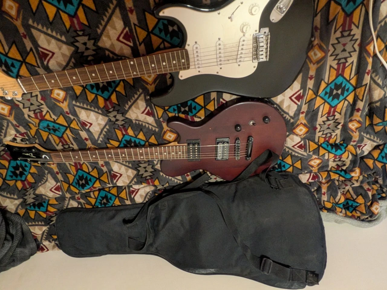 Fender Squier Electric Guitar with Amplifier and Gig Bag - photo 2