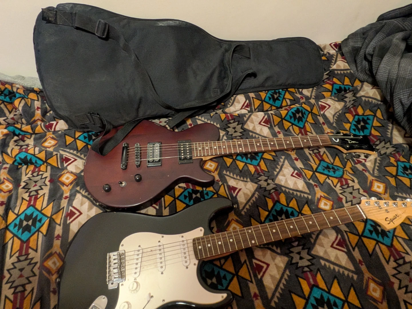 Fender Squier Electric Guitar with Amplifier and Gig Bag - photo 3