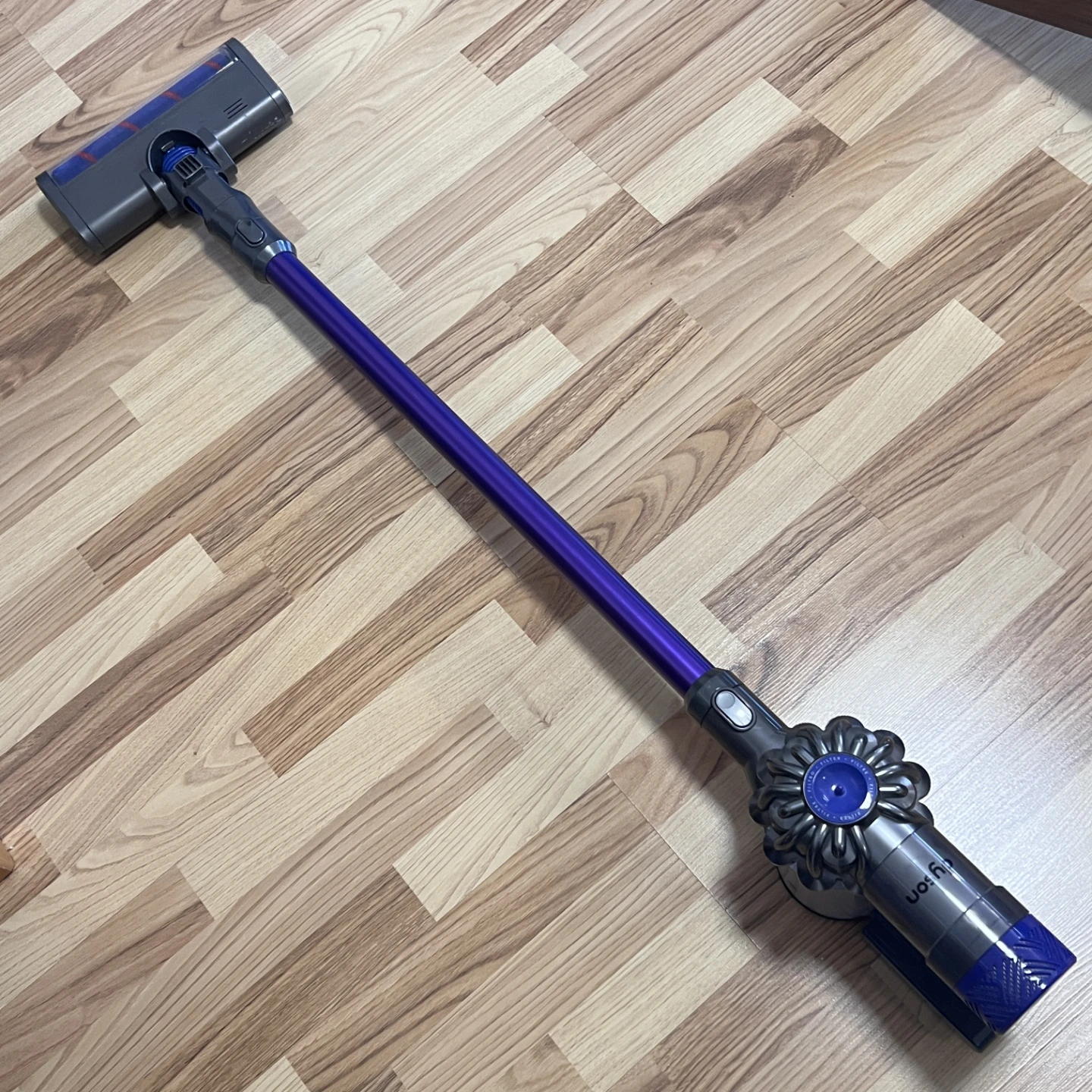 Dyson V6 HEPA with LED roller head - photo 2