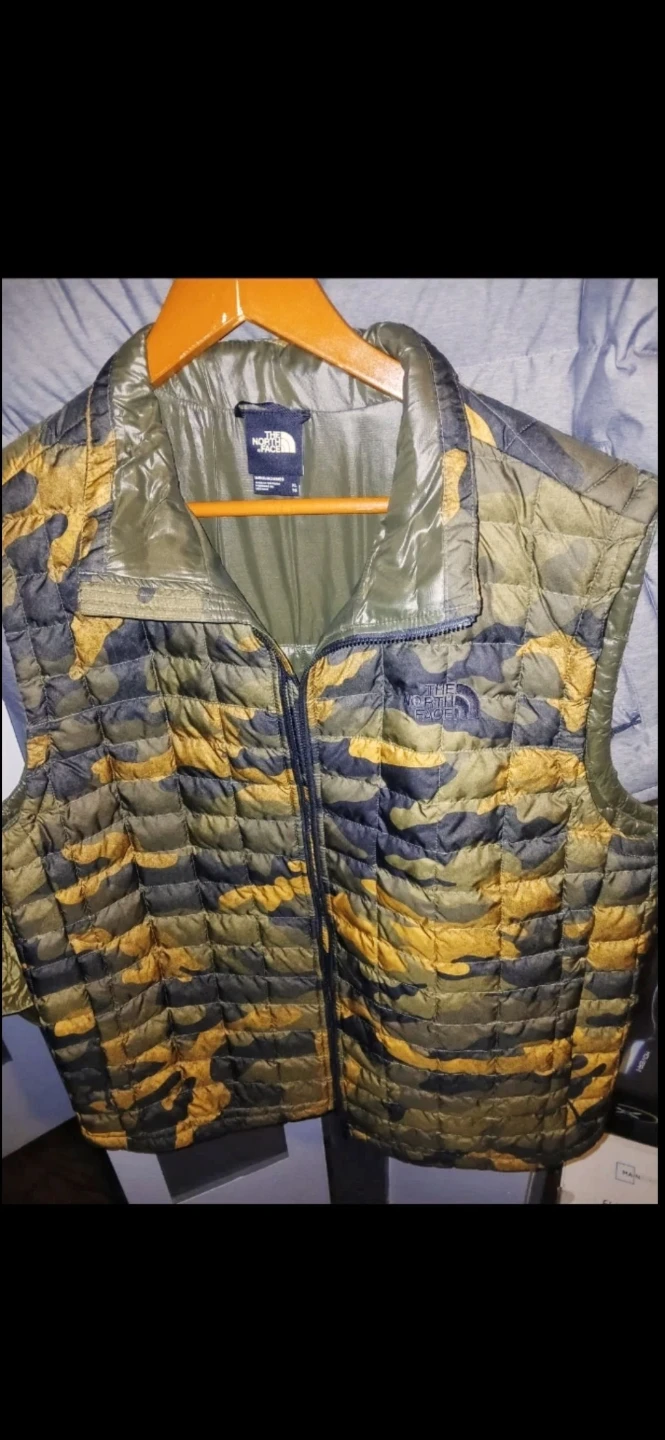 The North Face Camo Puffer Jacket or Grey Vest - photo 2