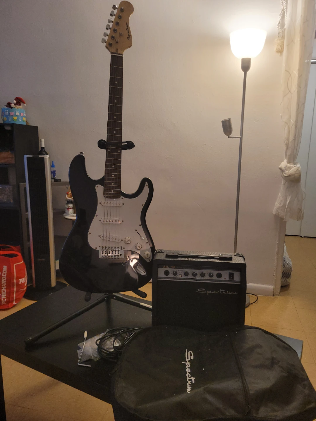 Squier Electric Guitar with Spectrum Amplifier and Gig Bag