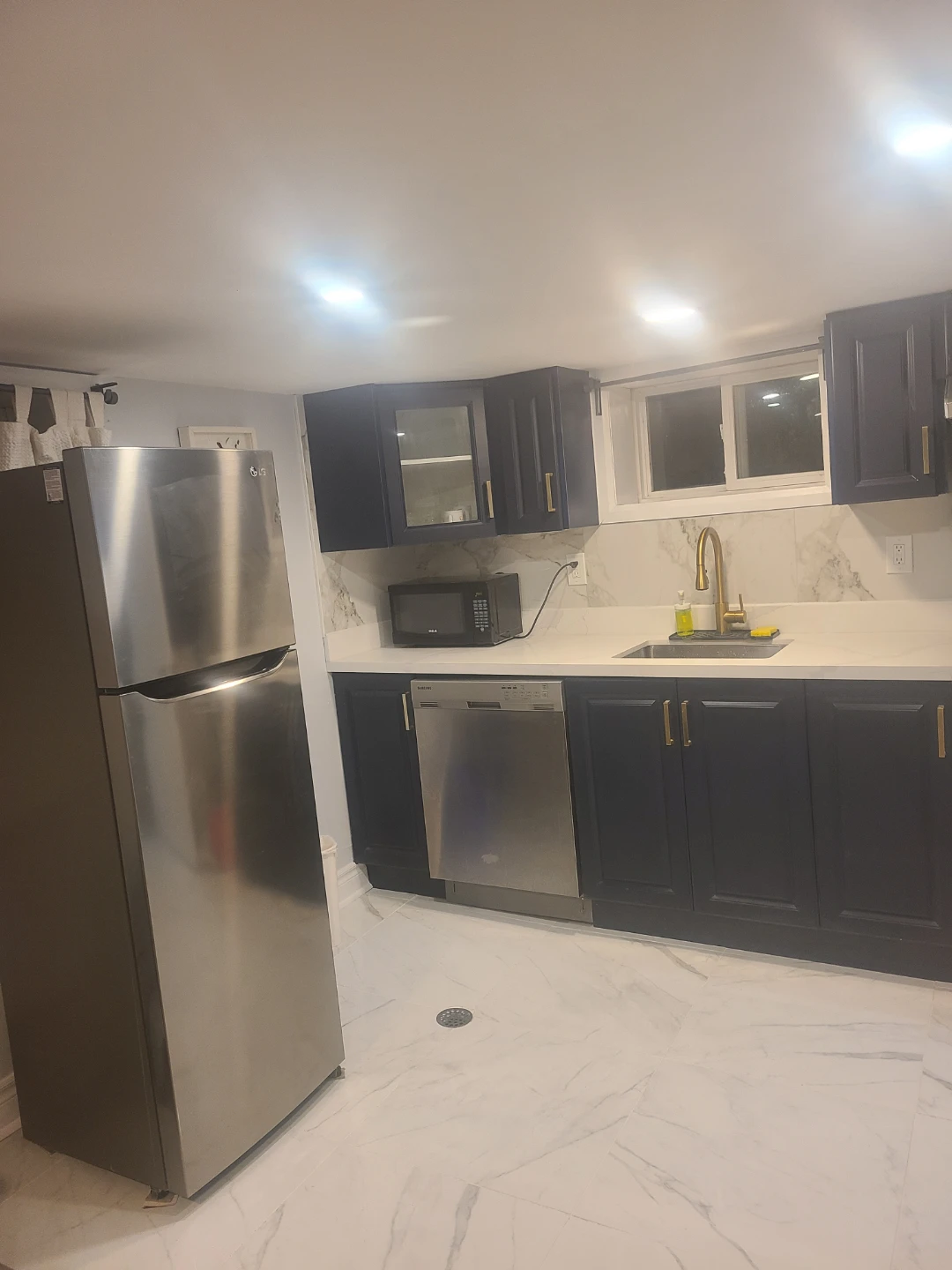 One bedroom basement apt. - photo 3