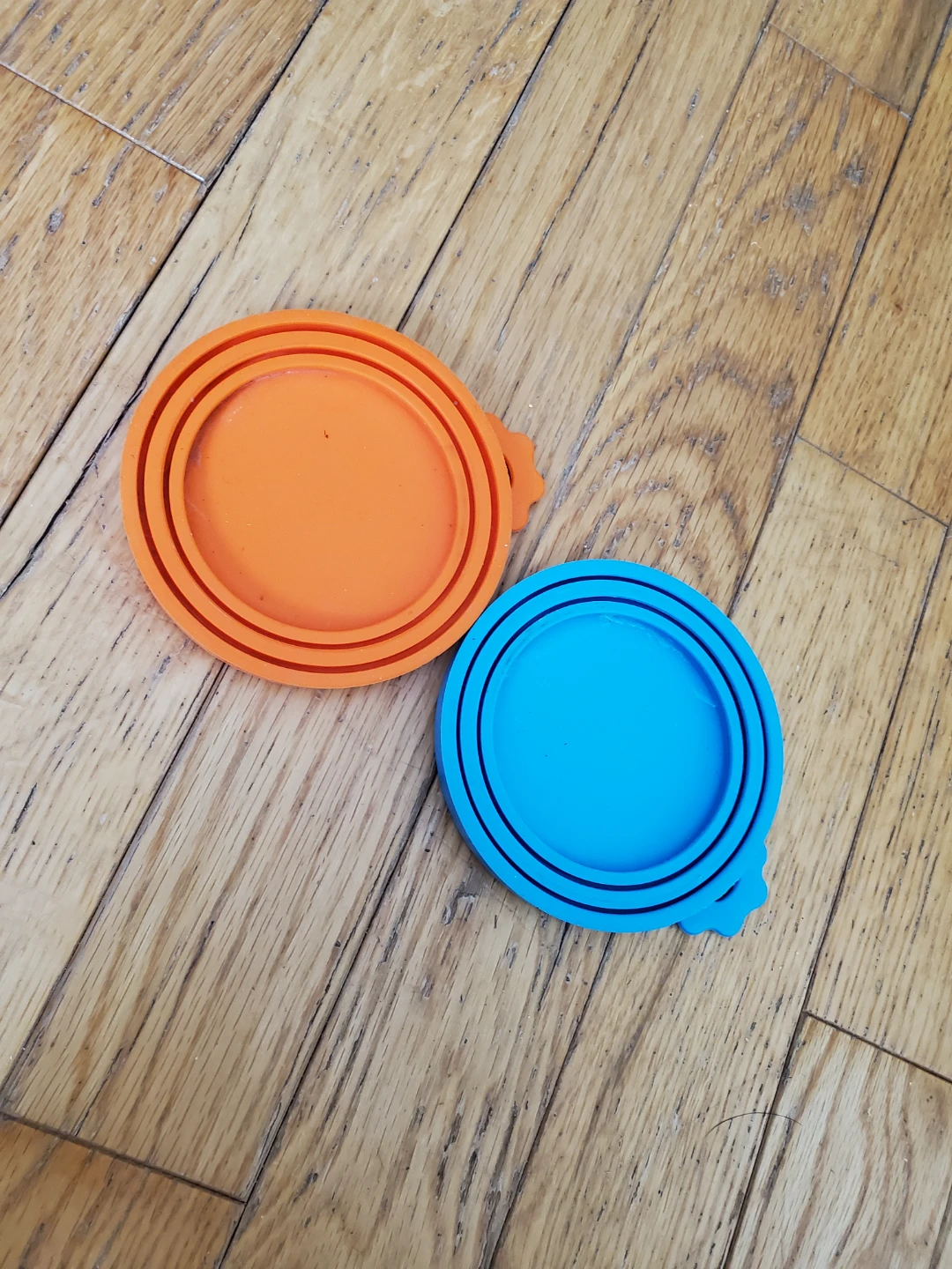 (pet food can covers)  silicone. Multi can size lids