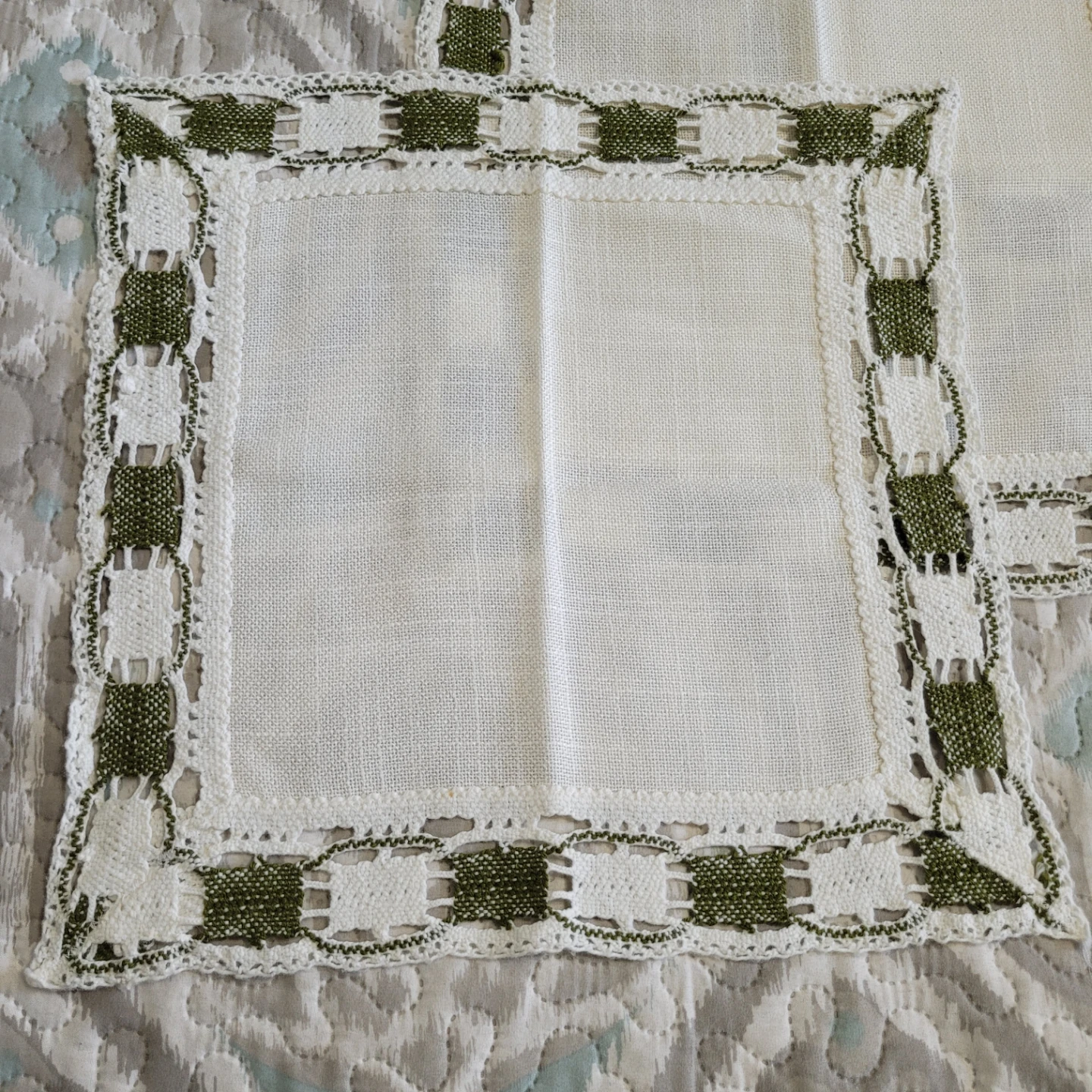 Set of 3 Beautiful Vintage Handmade 15" x 15" Doilies.. - photo 2