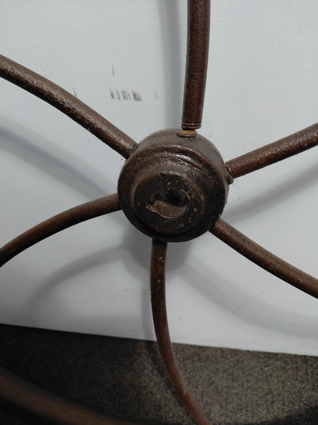 Antique heavy 32 pounds cast iron large 26" flywheel - photo 3