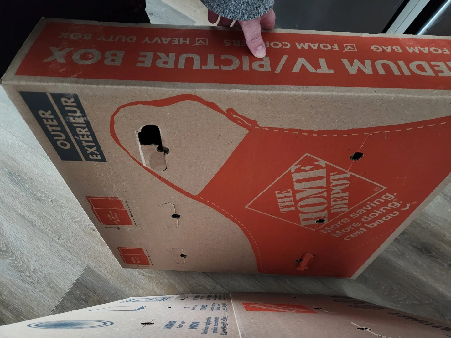 Medium TV/Picture Box with Foam Corners