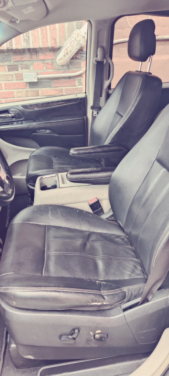 Used White 2014 Chrysler Town & Country - photo 2