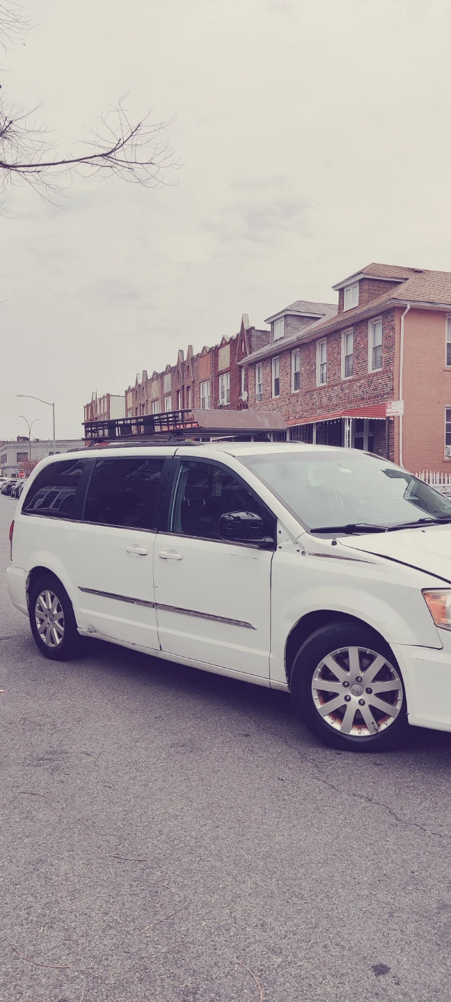 Used White 2014 Chrysler Town & Country - photo 5