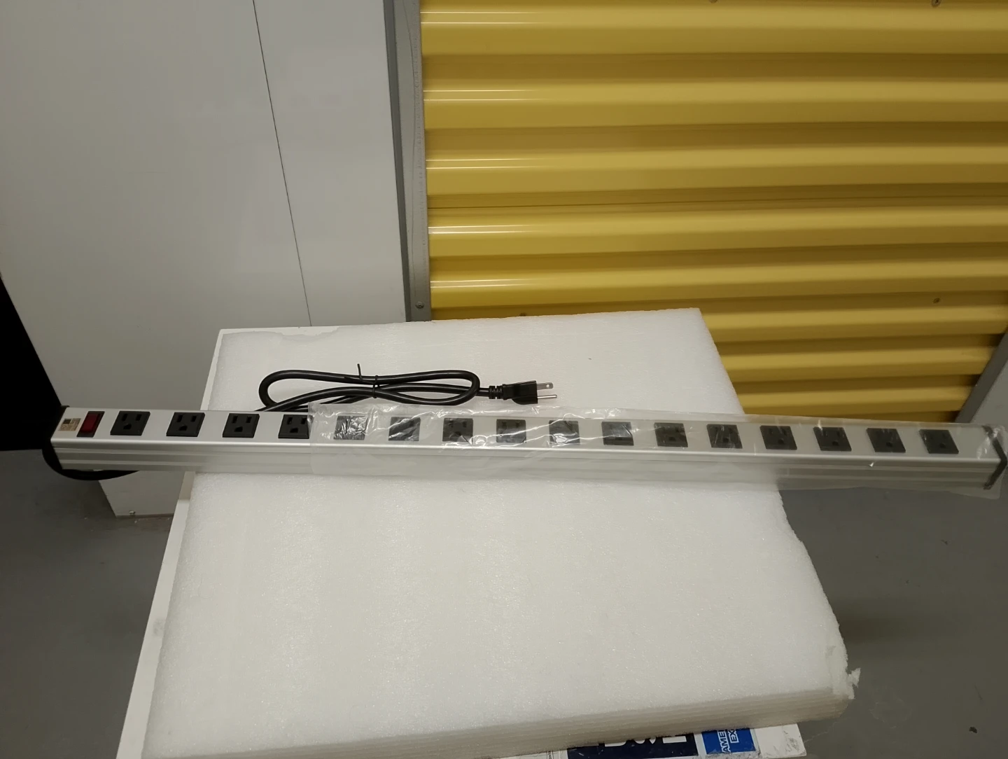 BNIB!!! 16 Outlet 15A 3 feet cable Power Strip Surge Protector