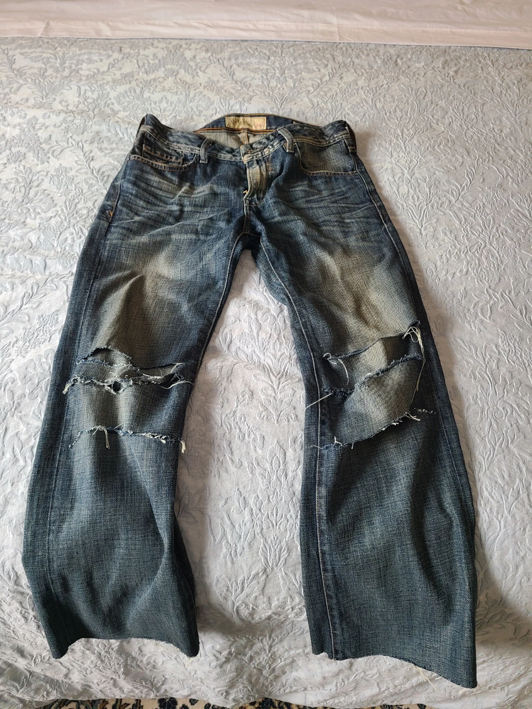 Guess 1981 Distressed Jeans - Size 31 - photo 2