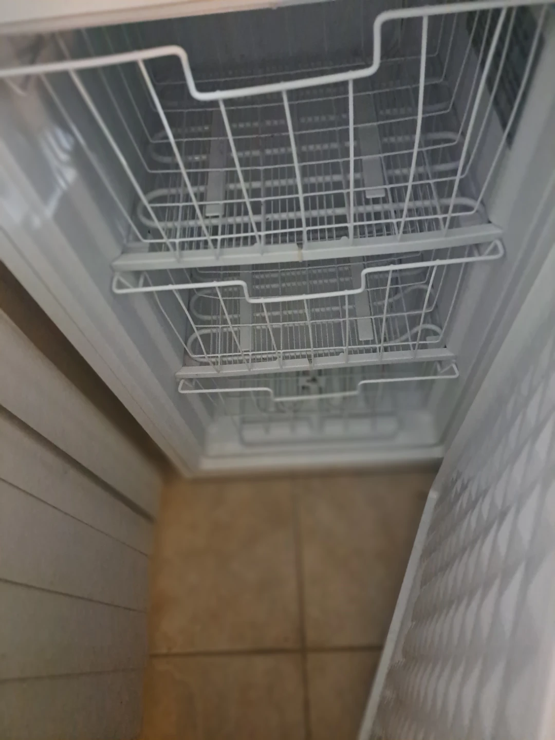 Upright Freezer, 3 shelves & removeable baskets