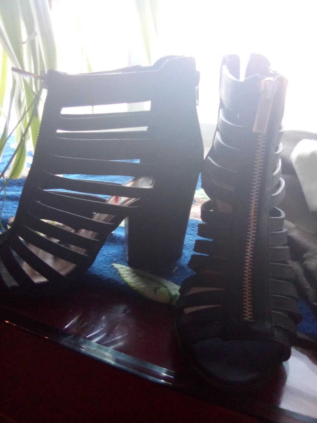 Le Chateau Black Strappy Zipper Heels - photo 2