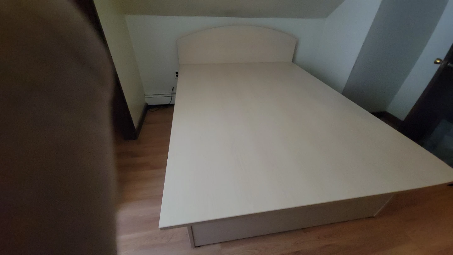 Queens bed platform