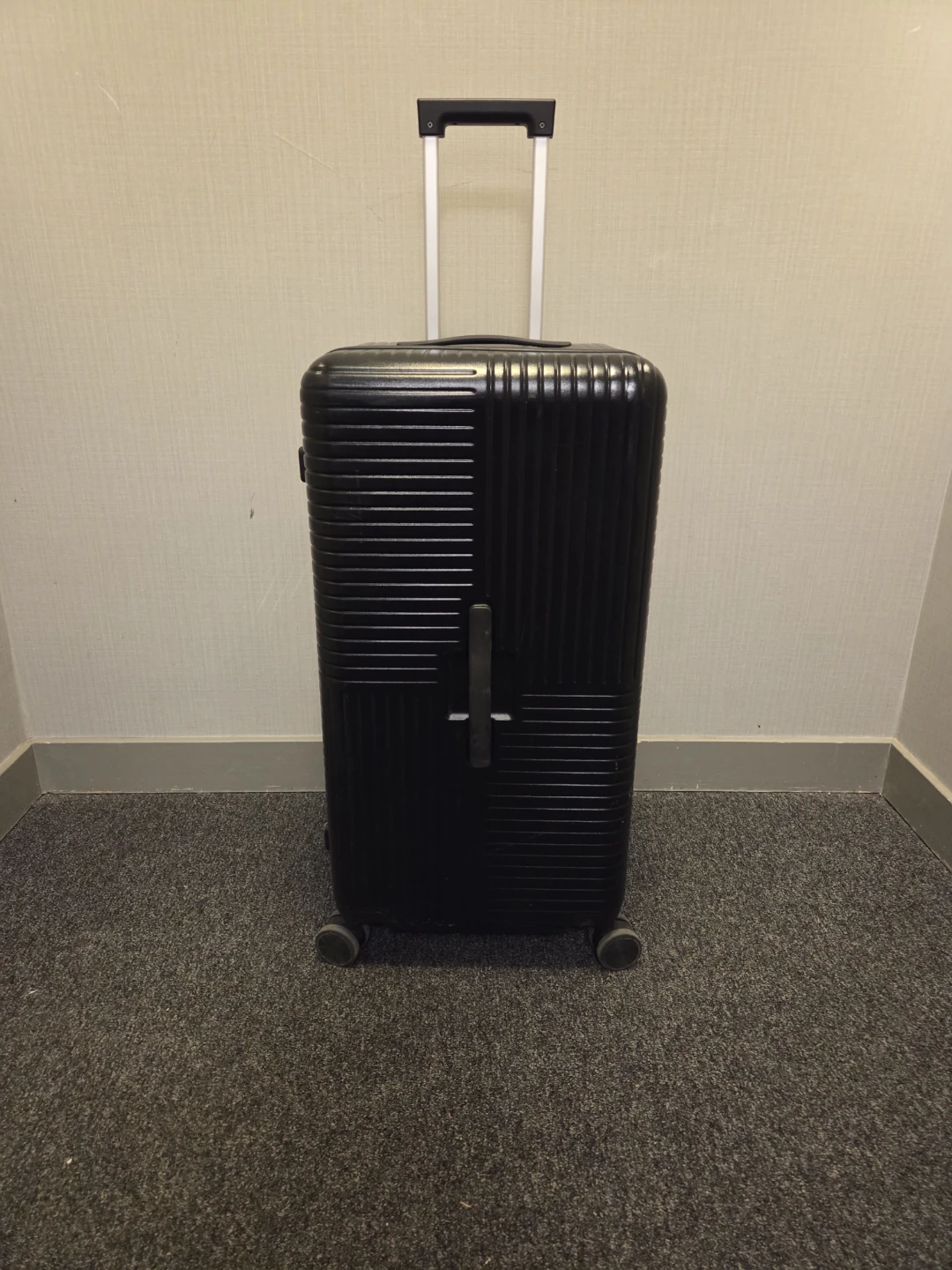 Verage Rome 28“ Large Hardside Expandable Luggage