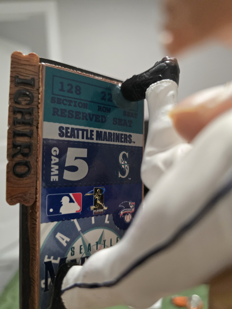 Forever Collectibles Ichiro Bobblehead - photo 3
