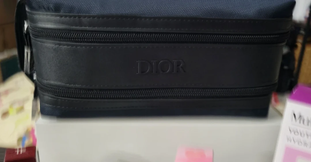 DIOR Toiletry Bag with various beauty samples - photo 2