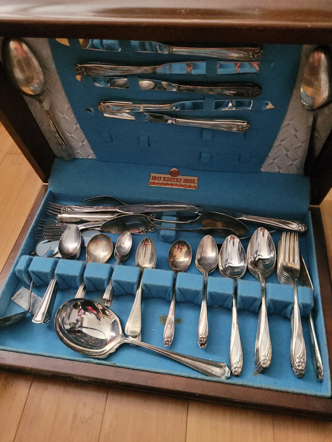1847 Rogers Bros. Silverware Set in Case - photo 2