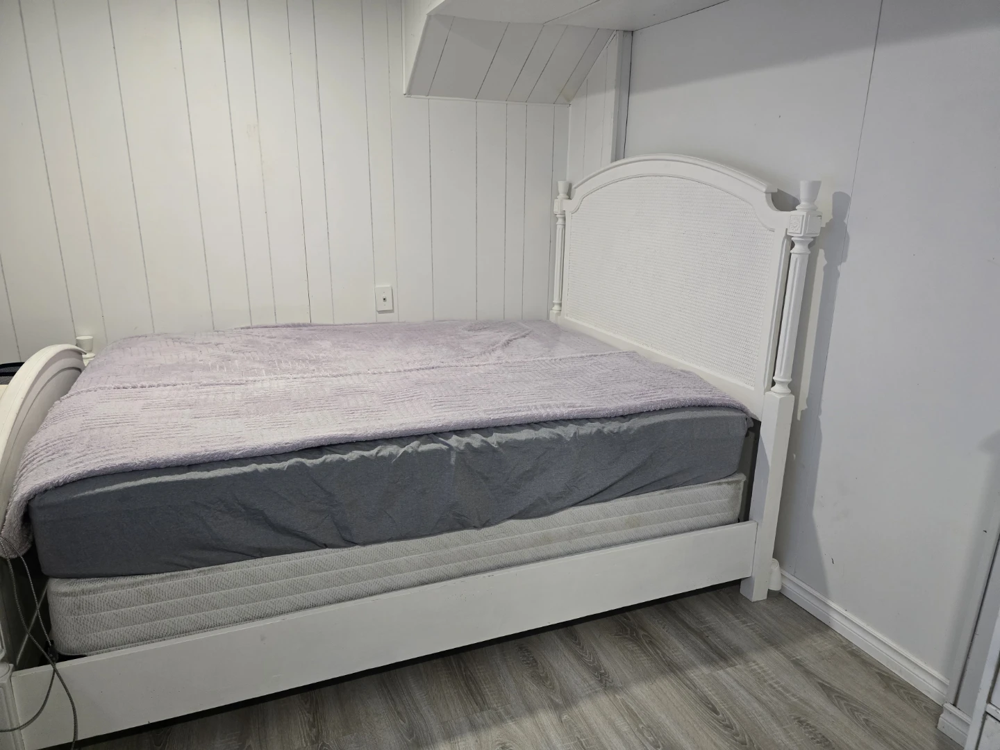 Queen Size Bed Frame with Box Spring – Very Good Condition - photo 4