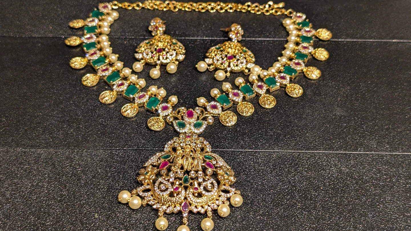 Gold-toned Necklace and Earring Set with Green Stones and Pearls - photo 2