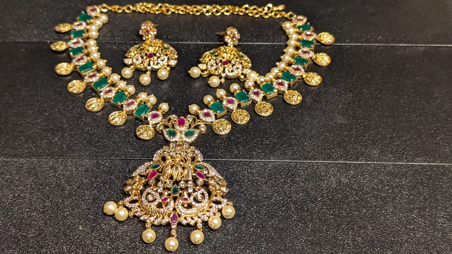 Gold-toned Necklace and Earring Set with Green Stones and Pearls - photo 3