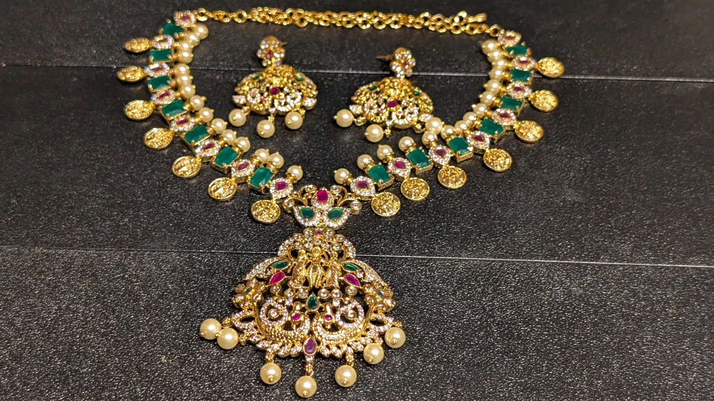 Gold-toned Necklace and Earring Set with Green Stones and Pearls - photo 4