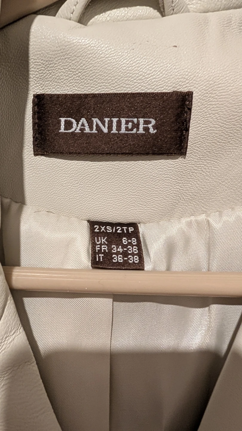 Danier Leather ,cream off-white ,Trench Coat - Size 2XS - photo 5