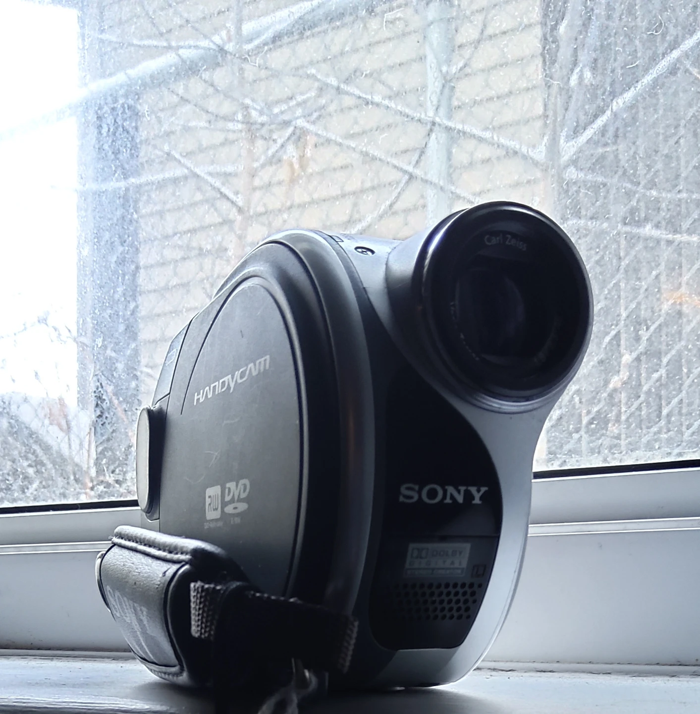Sony Handycam DCR-DVD105 Camcorder - photo 3