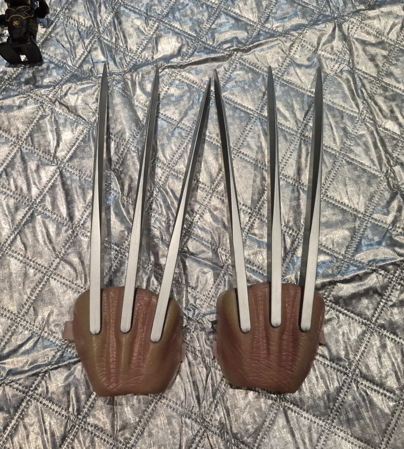 Marvel Wolverine T-Shirts (3XL), cosplay claws & wind up toy. - photo 3