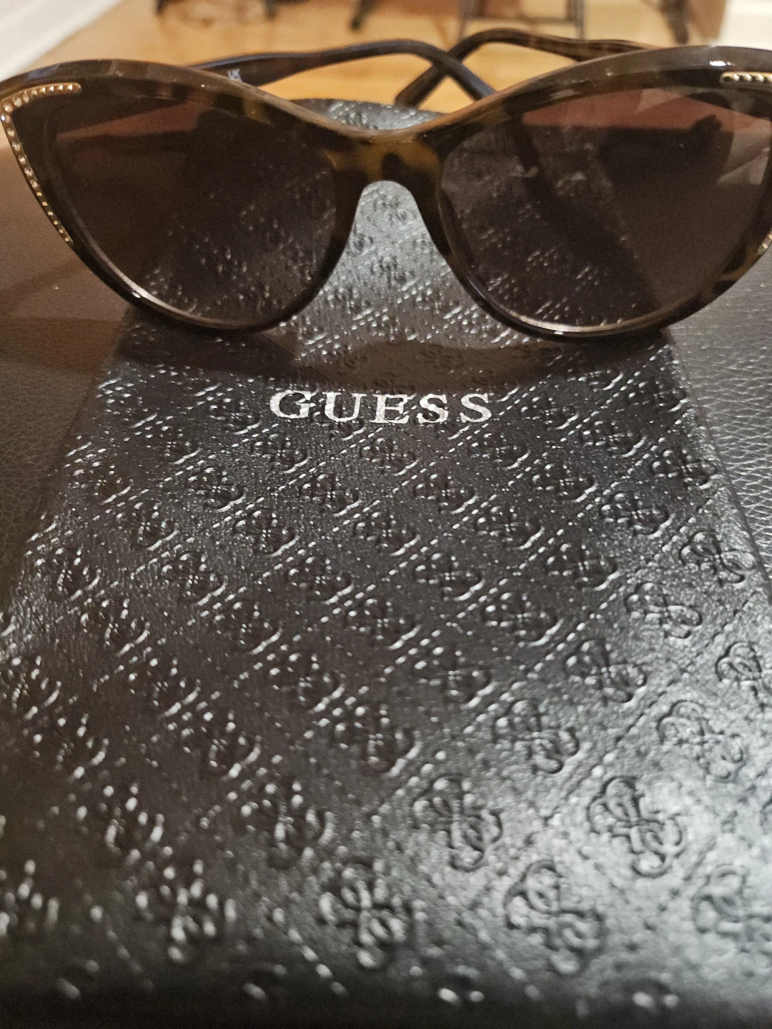 GUESS Women's Cat-Eye Sunglasses