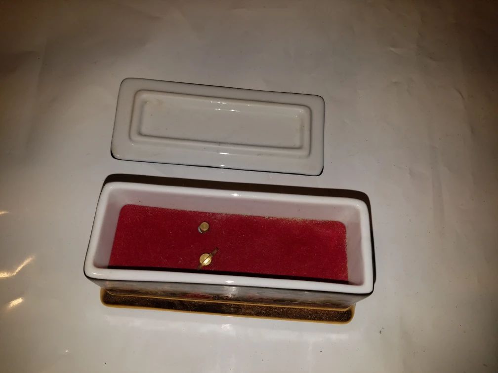 Ardleigh Elliott & Sons Russian Nutcracker porcelain music box.  - photo 4