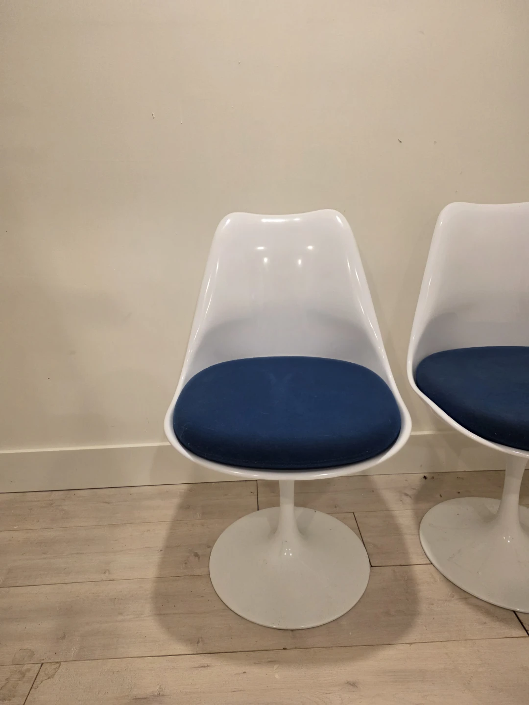 Set of 2 White Tulip Style Chairs with Blue Cushions - photo 2