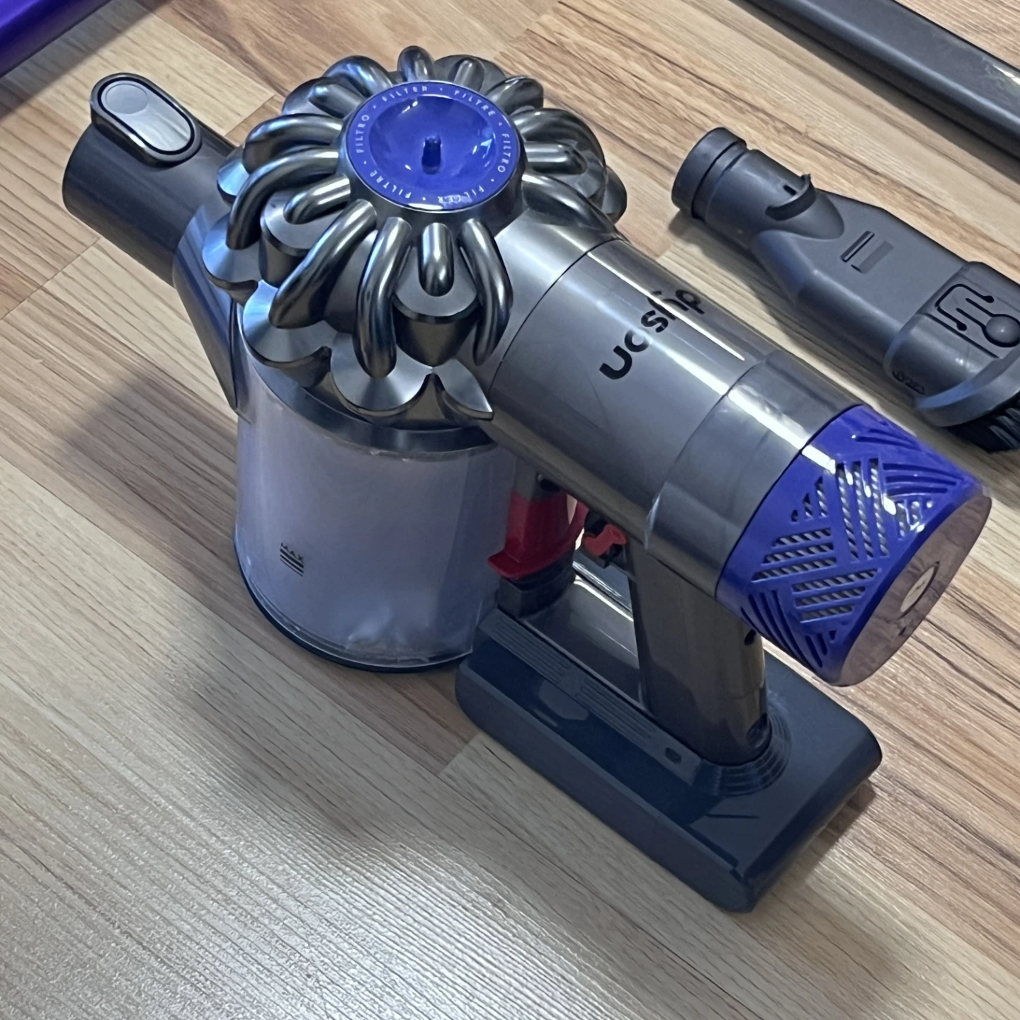 Dyson V6 HEPA with LED roller head - photo 4