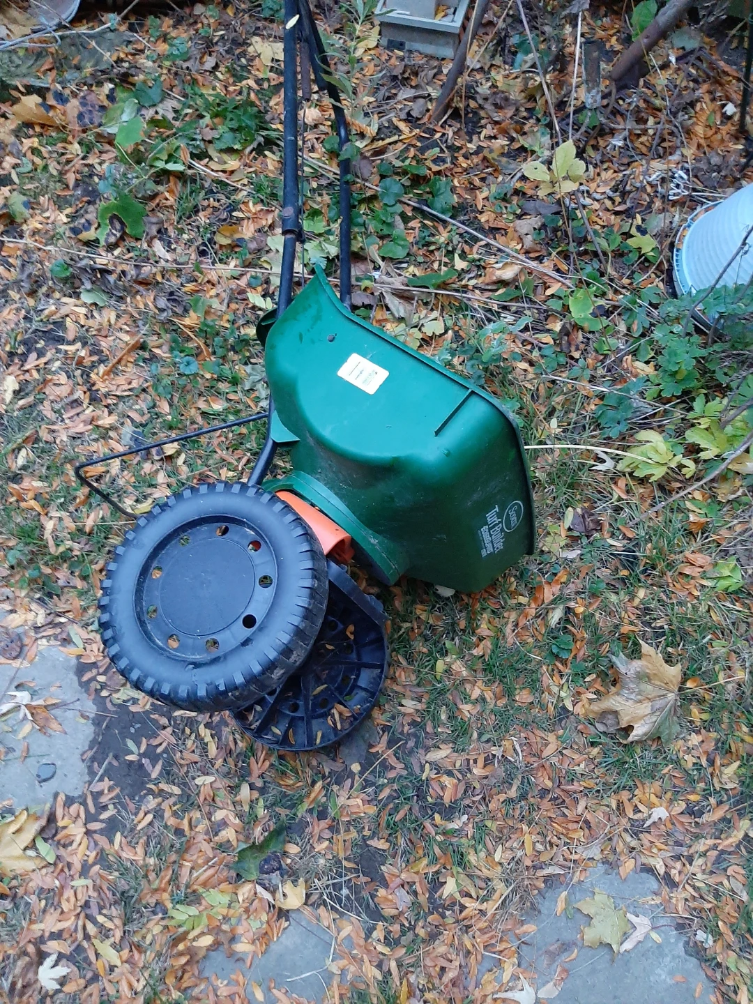 Salt or fertilizer spreader