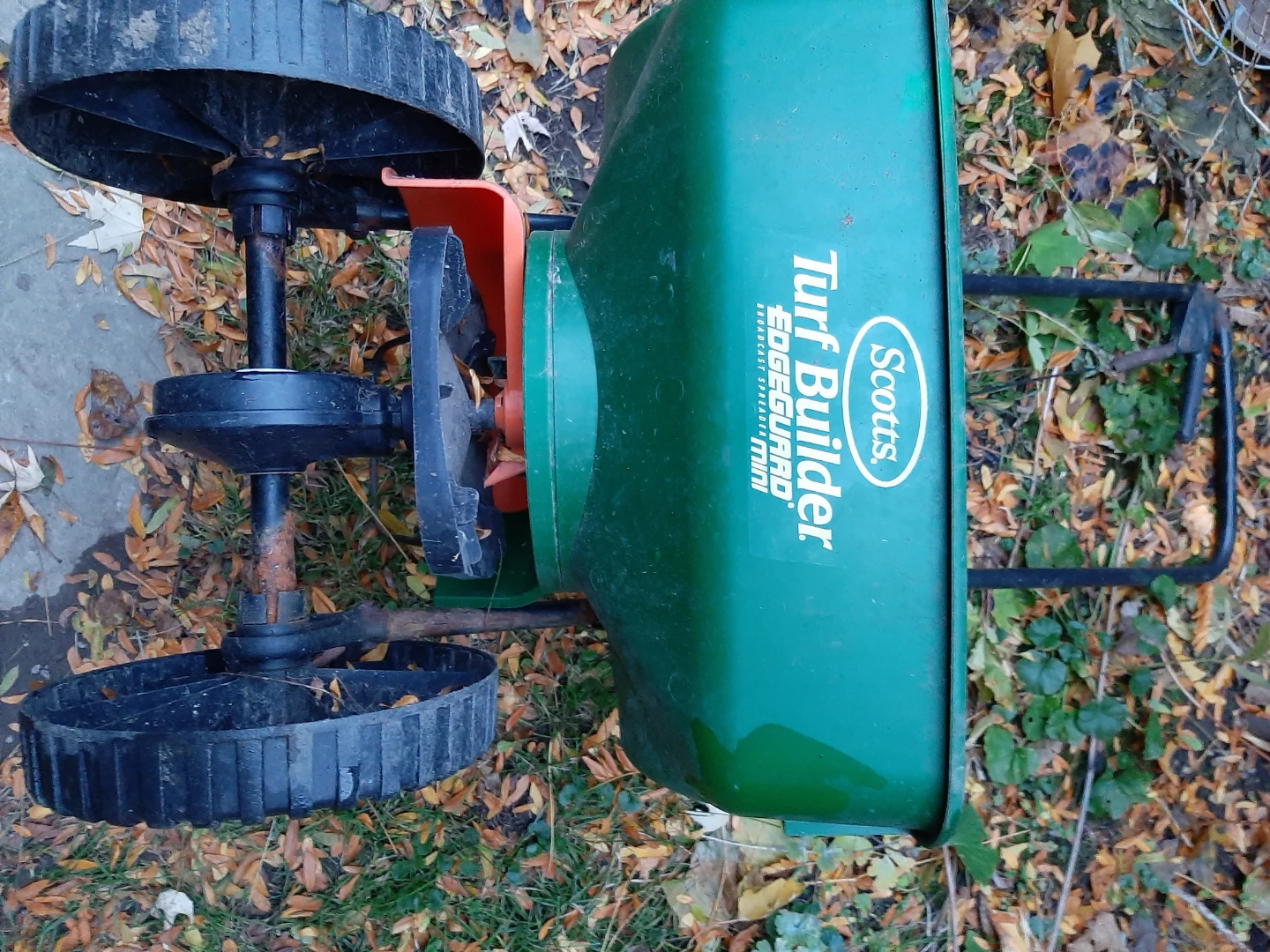 Salt or fertilizer spreader - photo 2