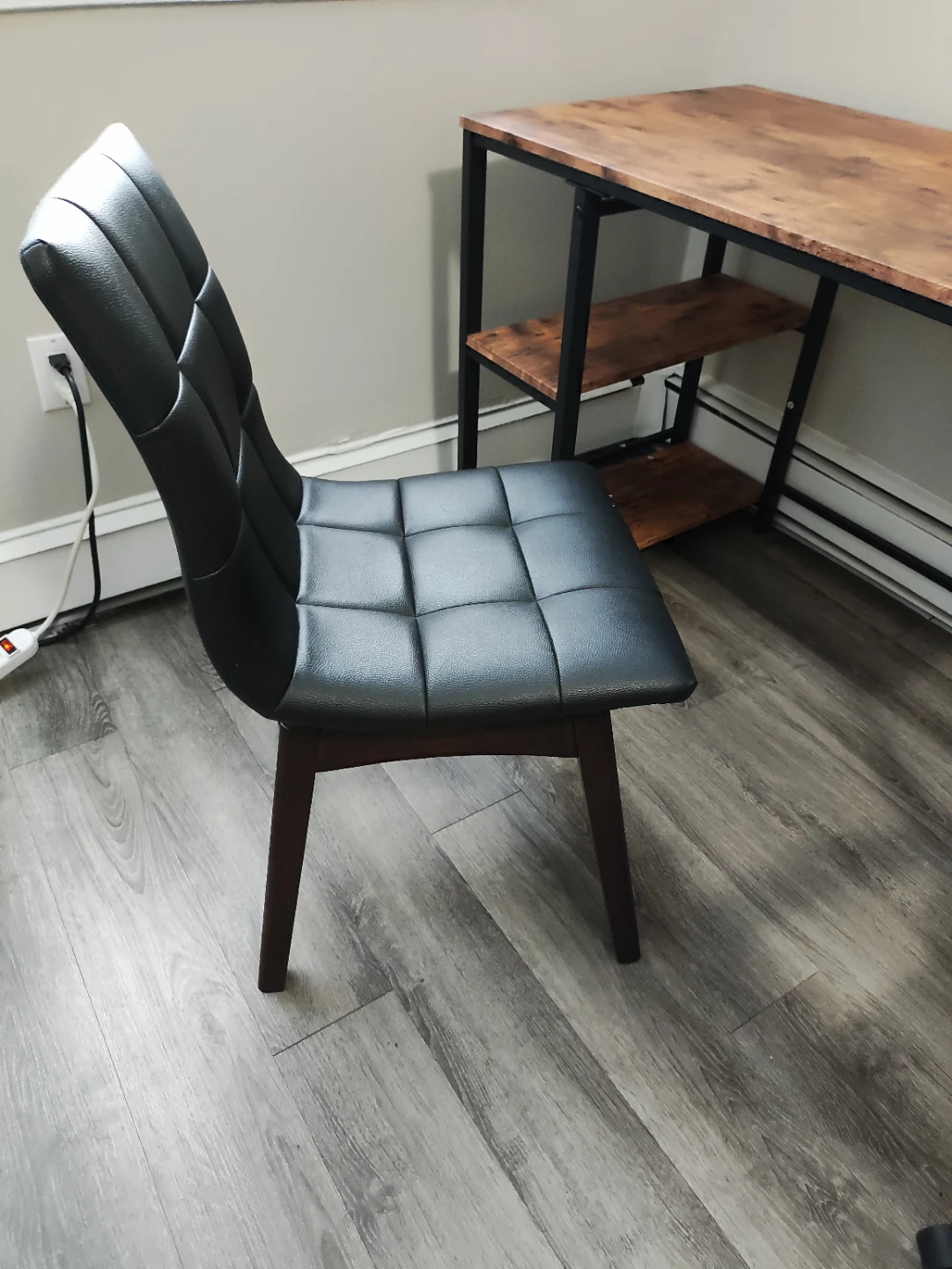 Black Faux Leather Swivel Desk Chair 🥕