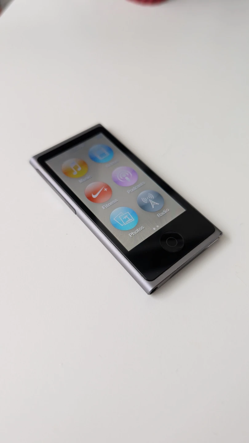 Apple iPod Nano 7th Generation - Silver