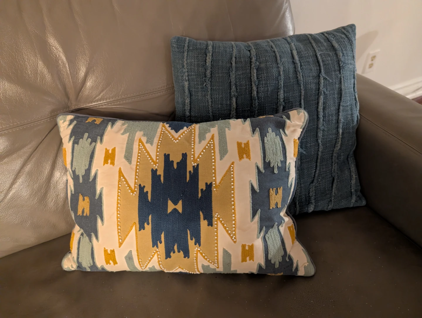 2 Decorative Throw Pillows - photo 4