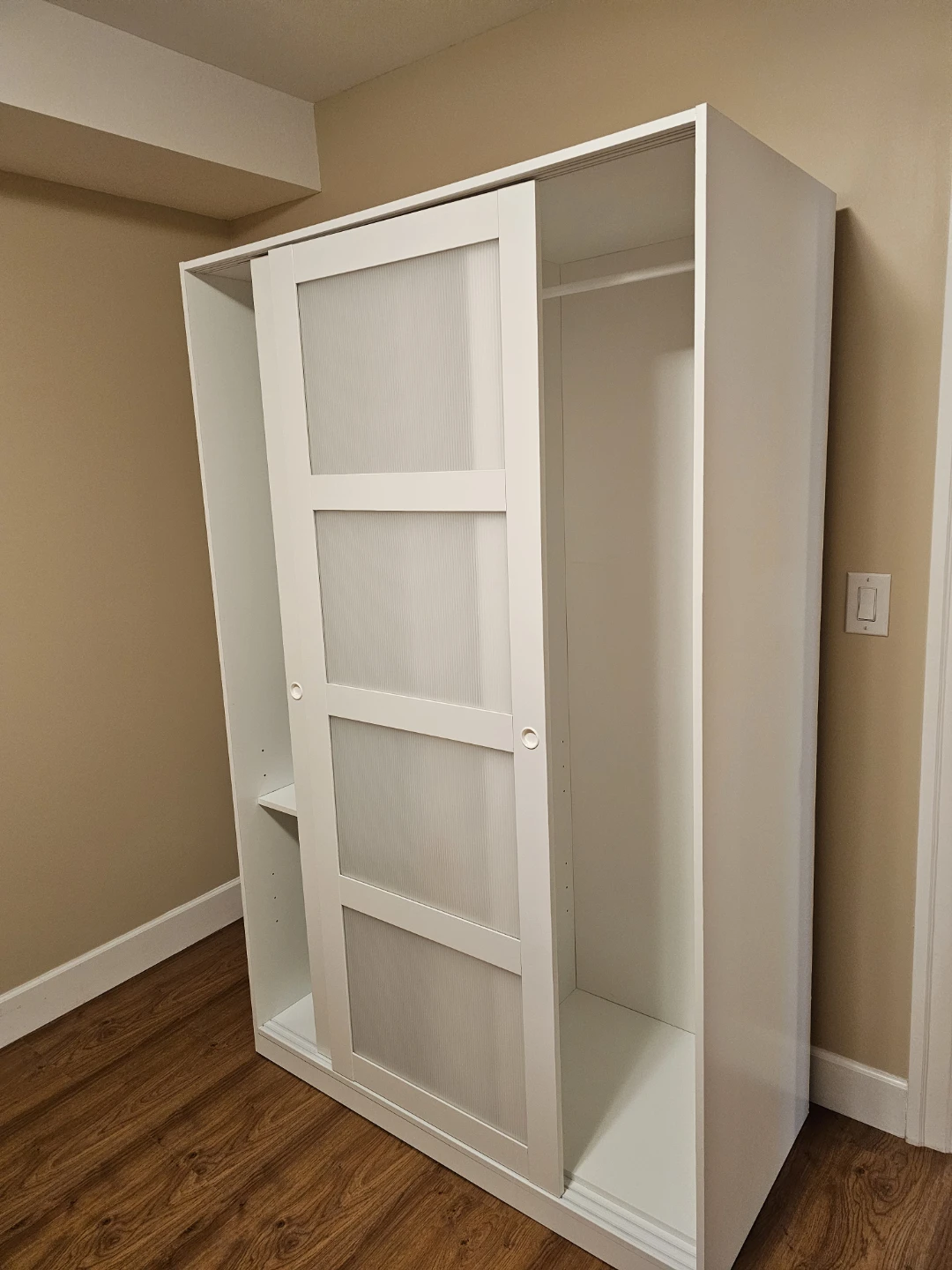 White Sliding Door Wardrobe/Armoire
