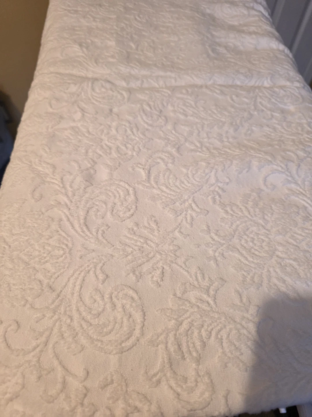 Docofil White Chenille queen size Bedspread