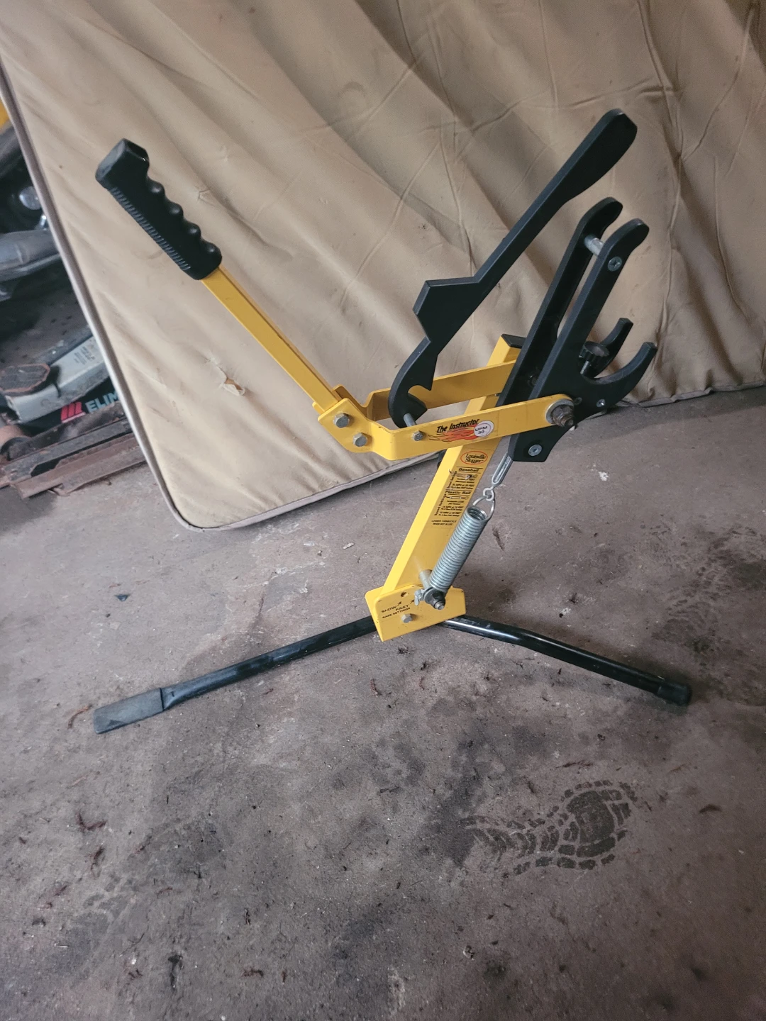 Louisville Slugger UPM 30 The Instructor Pitching Machine