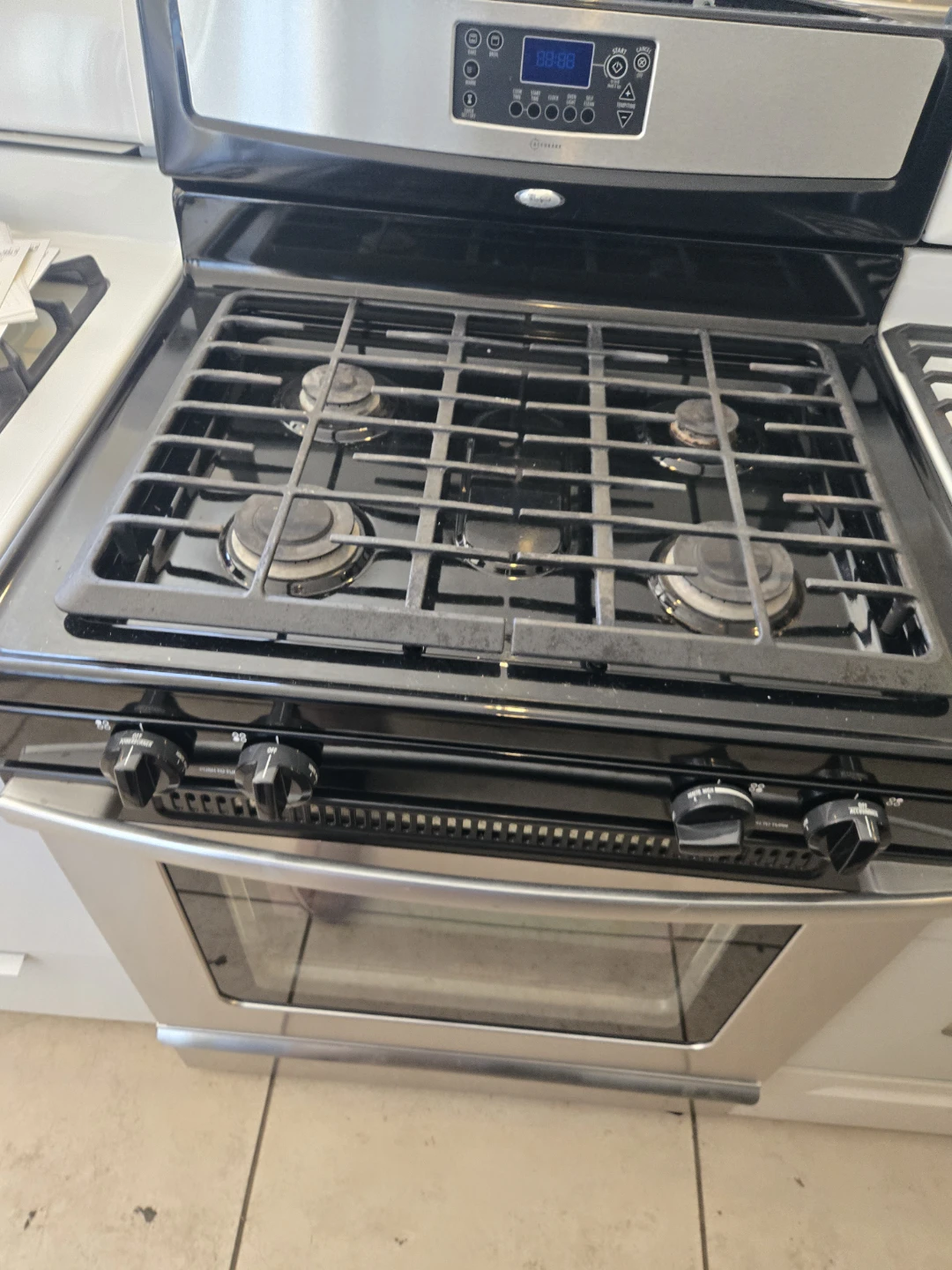 Whirlpool Gas Range with 4 Burners and Oven