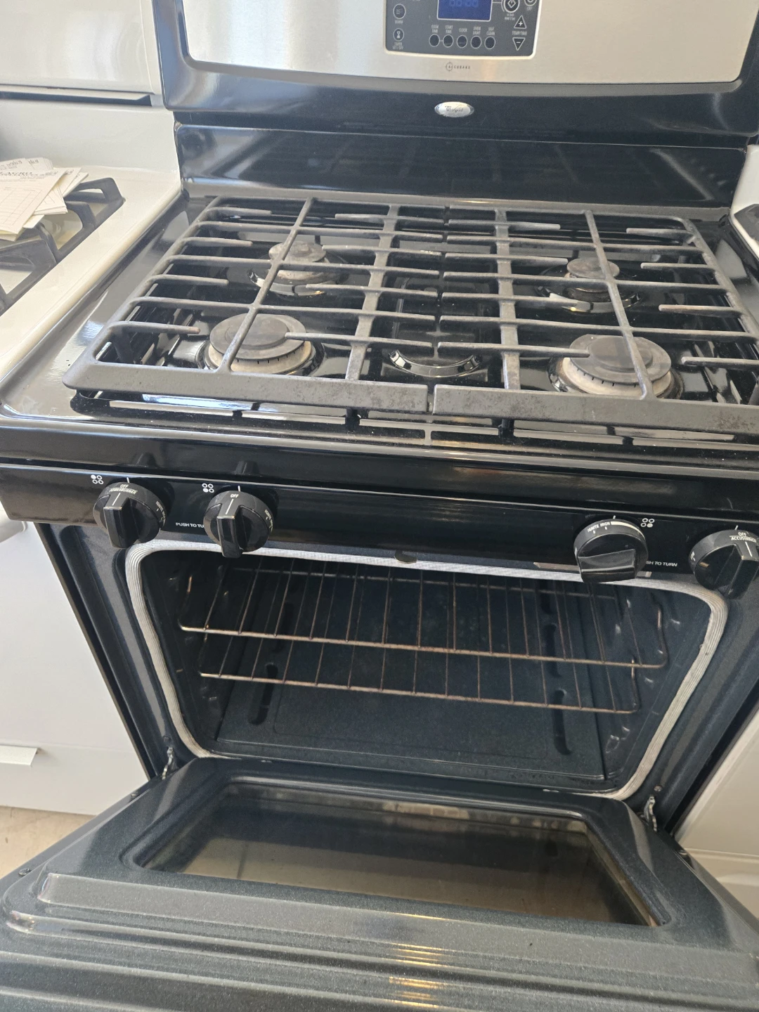 Whirlpool Gas Range with 4 Burners and Oven - photo 2