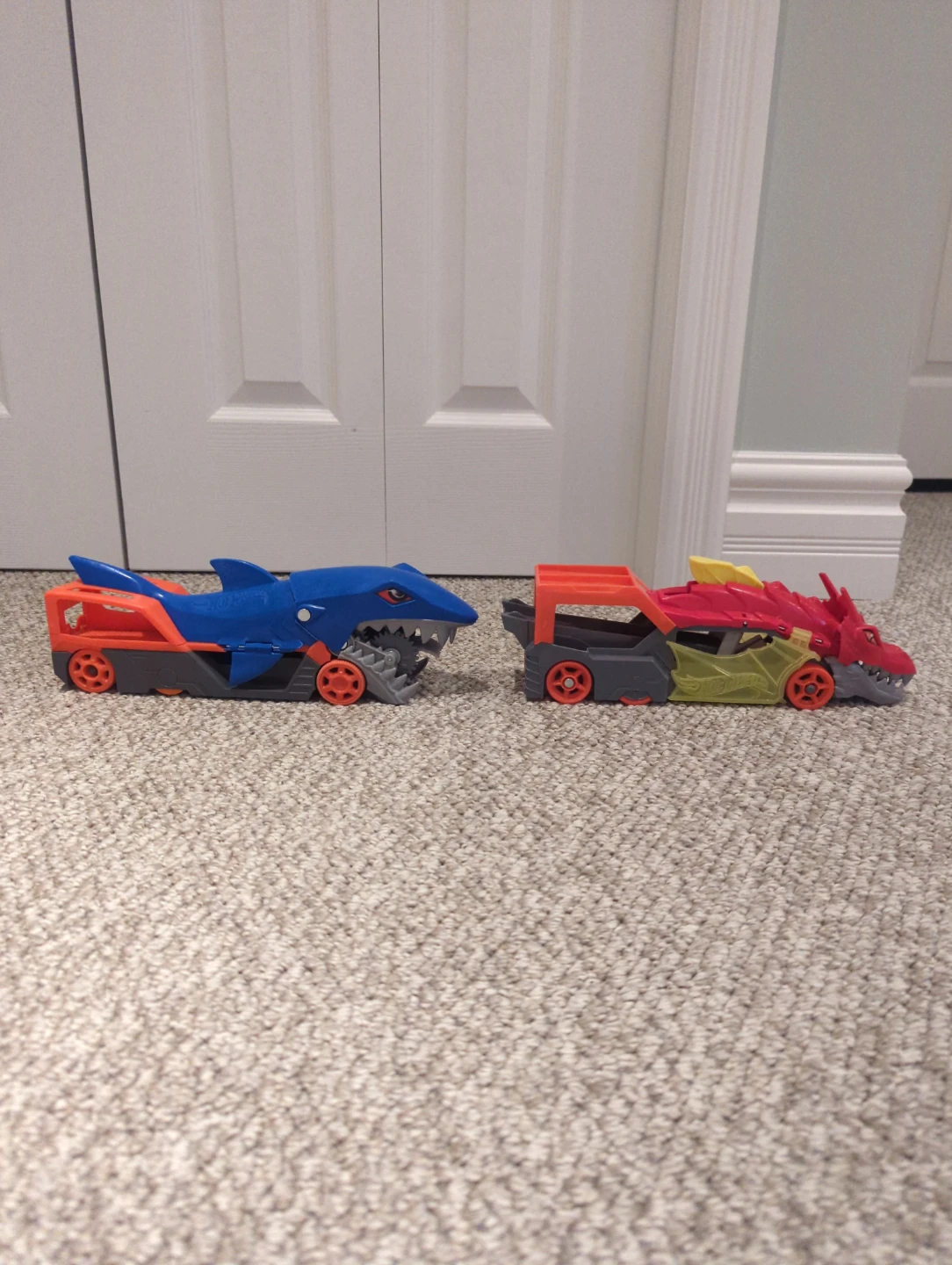 Hot Wheels Sharkruiser & Dragon Blaster