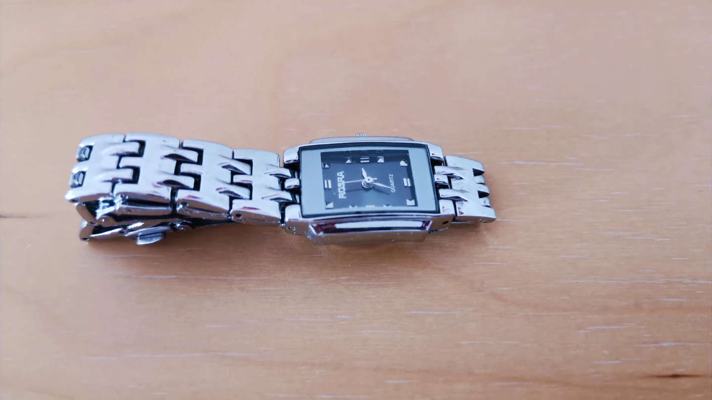Stainless steel Watch women - needs batteries