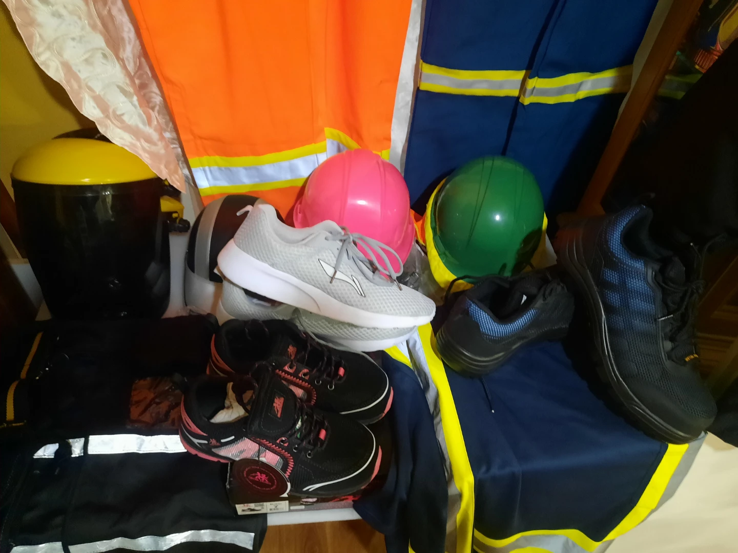 Mixed Lot of Safety Gear & Workwear - photo 3