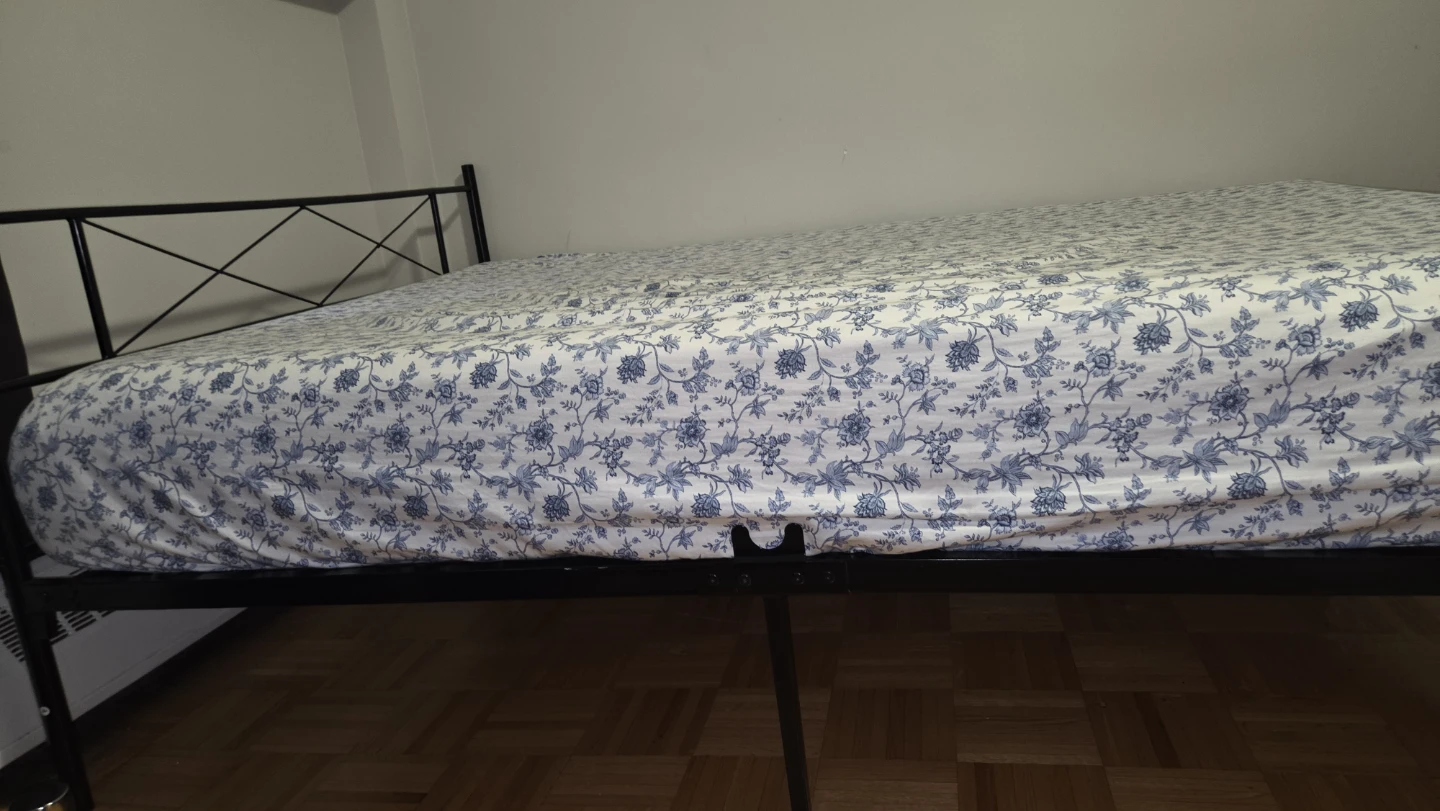 Queen bed and bed frame combo - photo 2