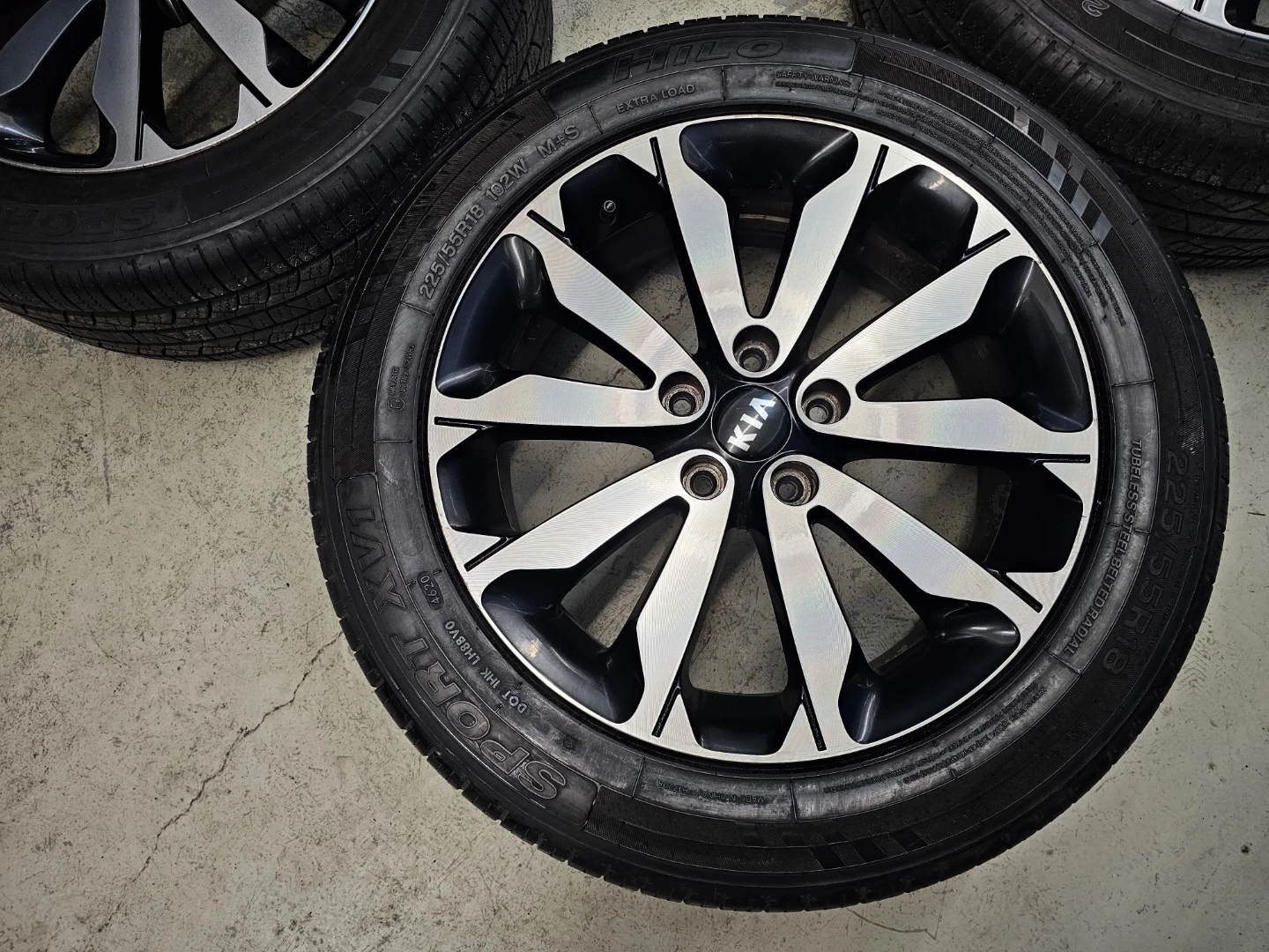 KIA SPORTAGE O.E.M RIMS AND ALL SEASON TIRES 225/55 R18