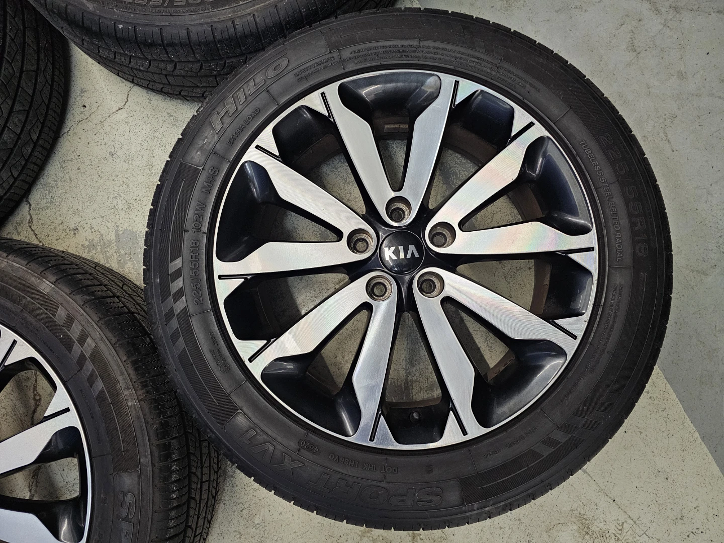 KIA SPORTAGE O.E.M RIMS AND ALL SEASON TIRES 225/55 R18 - photo 2