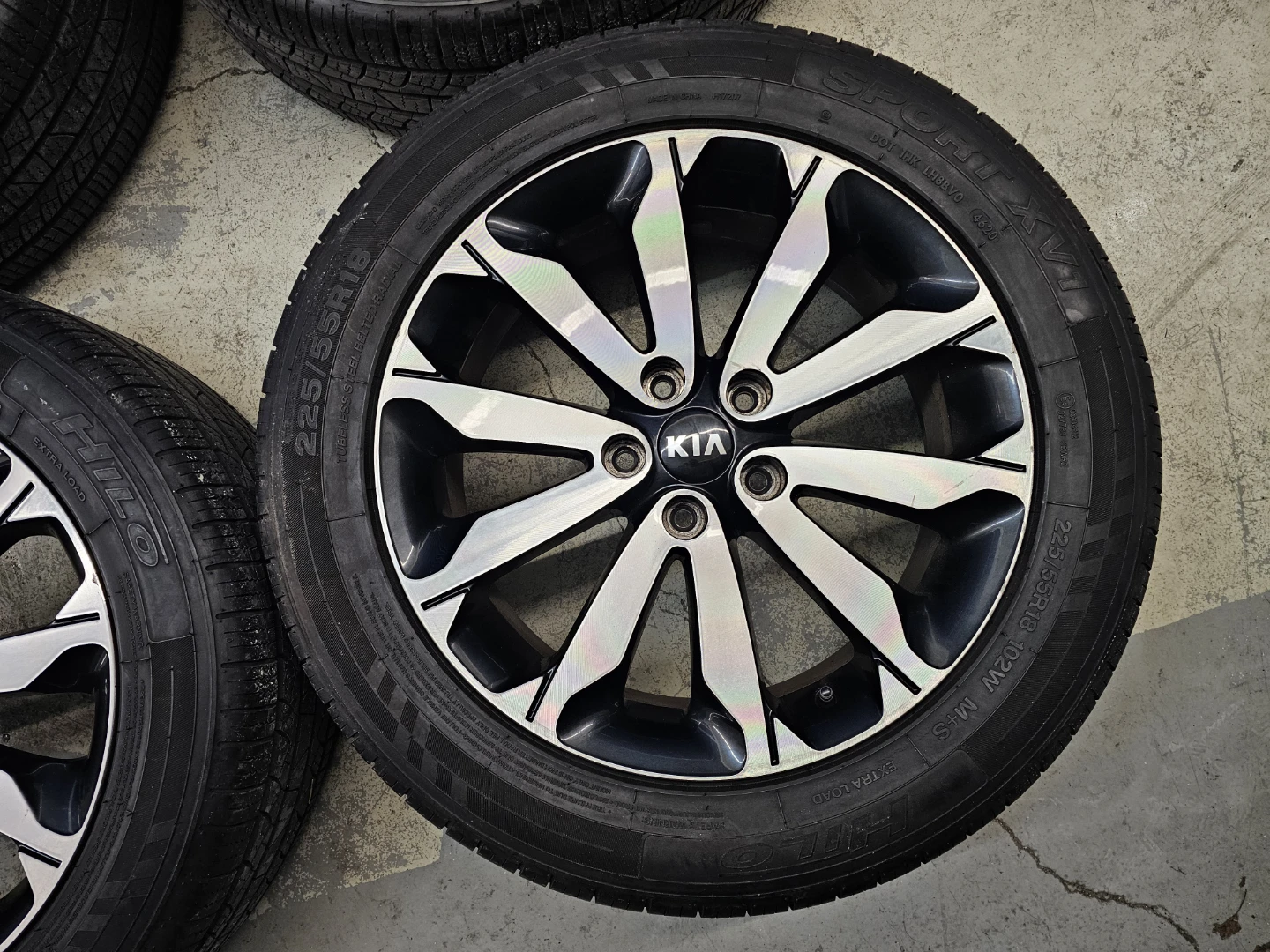 KIA SPORTAGE O.E.M RIMS AND ALL SEASON TIRES 225/55 R18 - photo 4