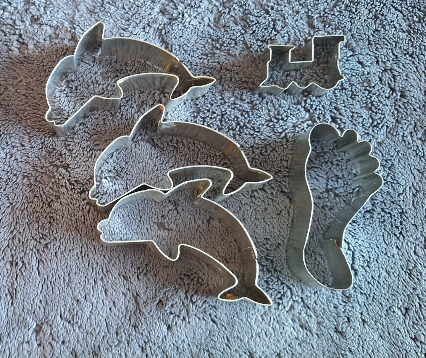 Set of 4 Metal Cookie Cutters - Dolphins, Train, Foot